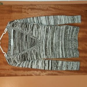 LOW V-NECK TUNIC SWEATER